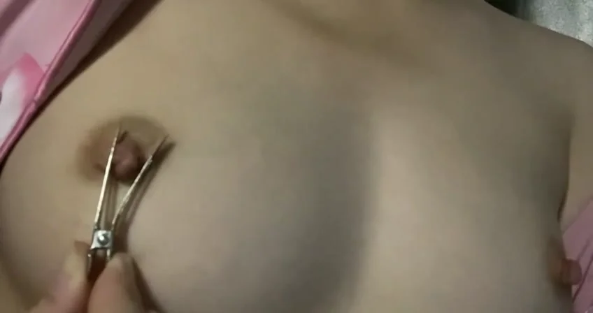 反差大学生宿舍撅着大屁股自拍，乳夹调教跳蛋自慰到淫水直流