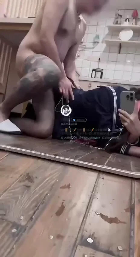 极品jk黑丝萝莉，楼梯间露出白虎嫩穴，被纹身男友打桩后入