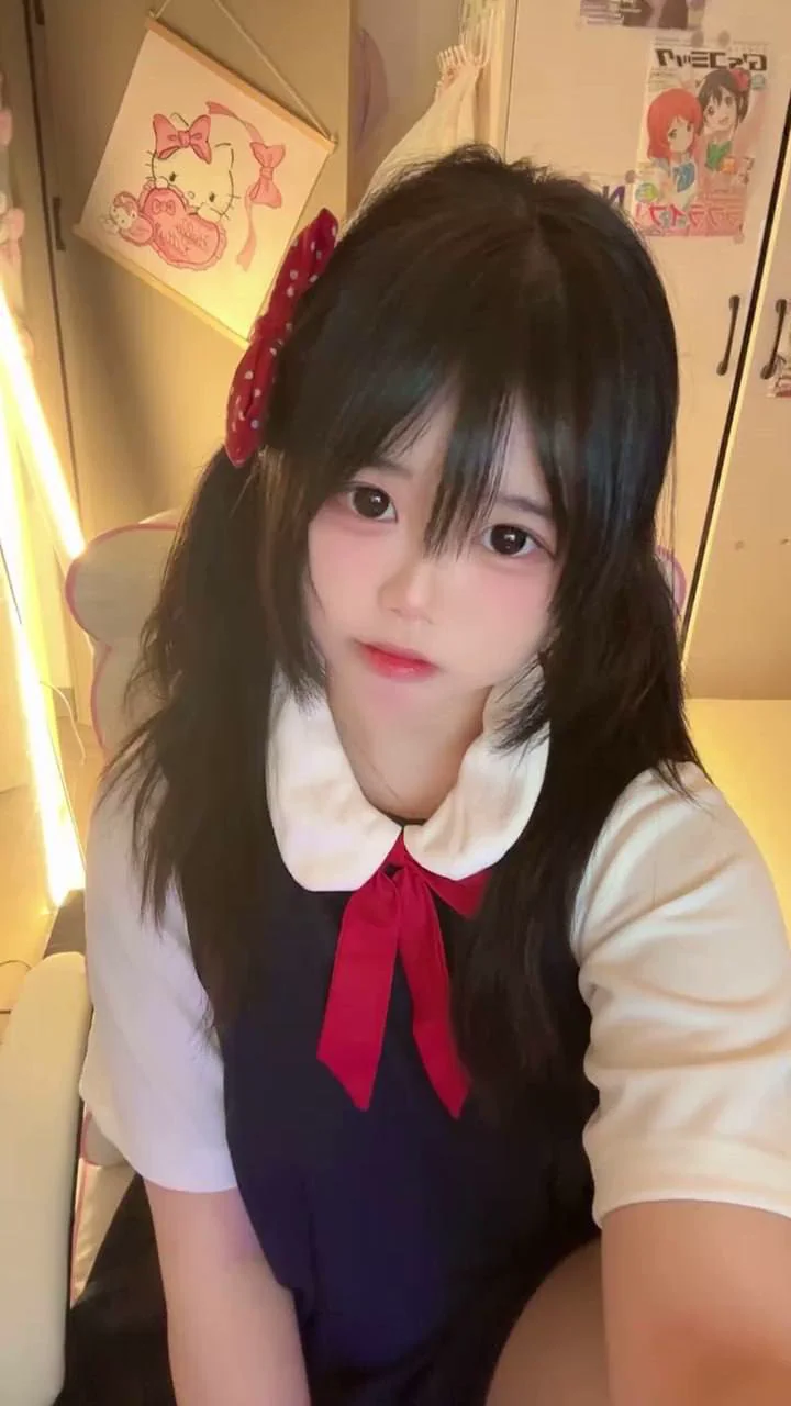 高颜值反差双马尾萝莉，微胖身材极品美乳