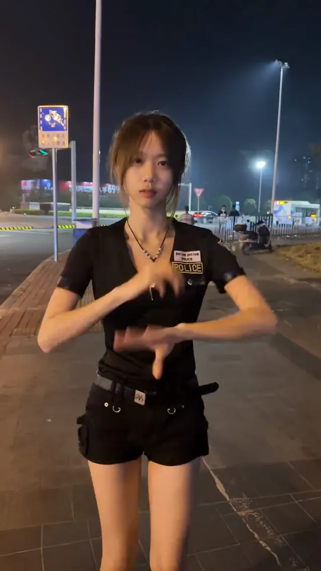 外出遇到這樣的警察，喜歡被上銬嗎？