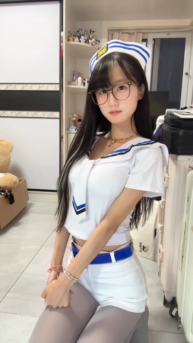 穿著性感水手裝扮也好可愛