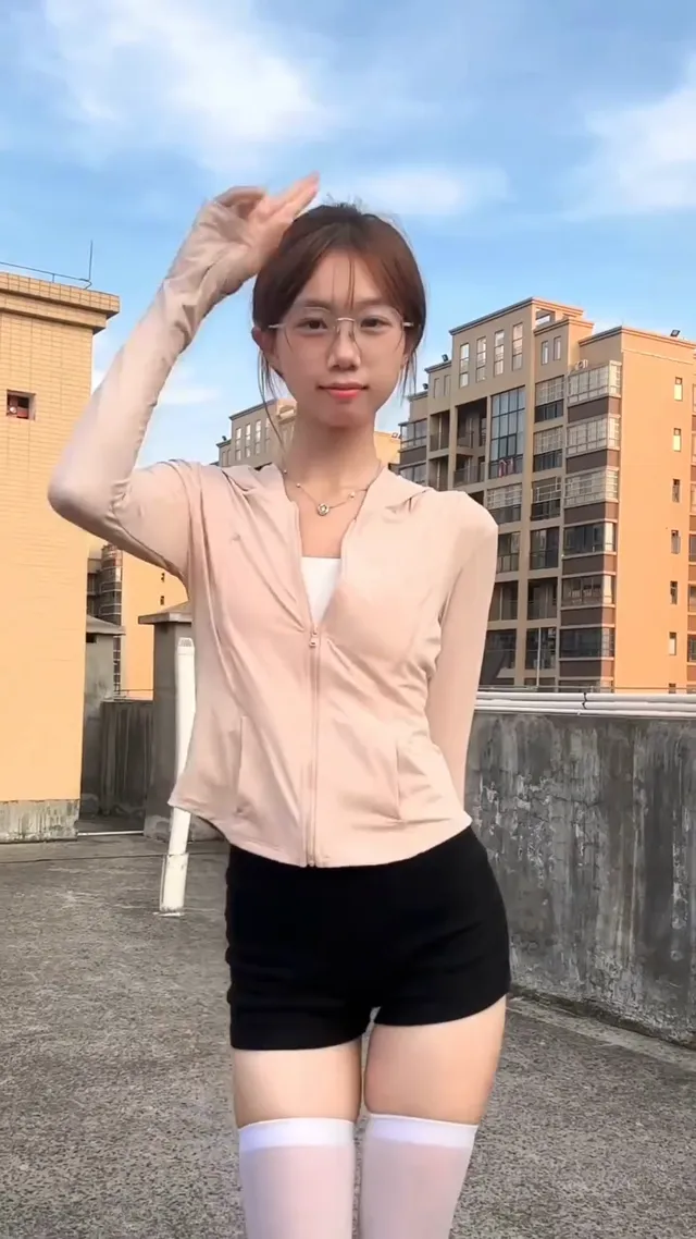 眼鏡妹穿著白絲長襪陽台上熱舞