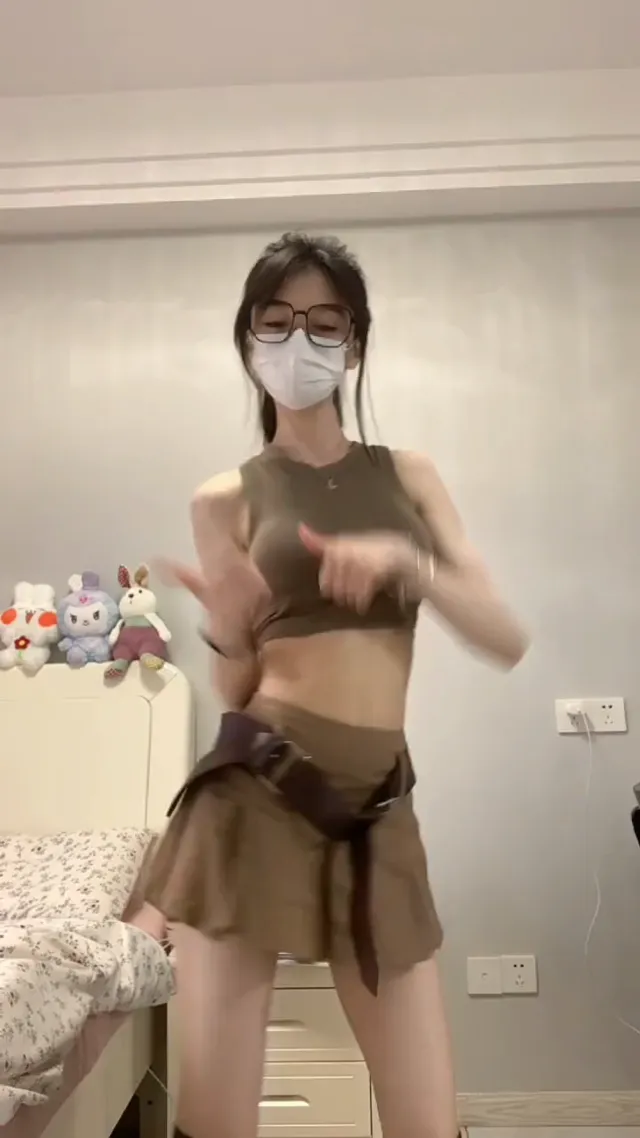 骨感美女跳舞起來奶子胸部特別突出