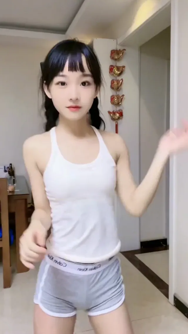 胸部小但長的可愛呢，搖一段舞蹈給你看看魅力
