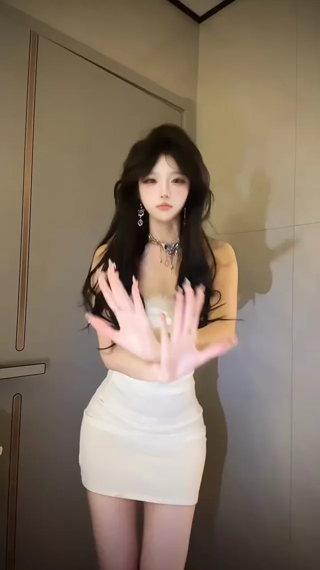 白皙長腿美女上班中的可愛熱舞