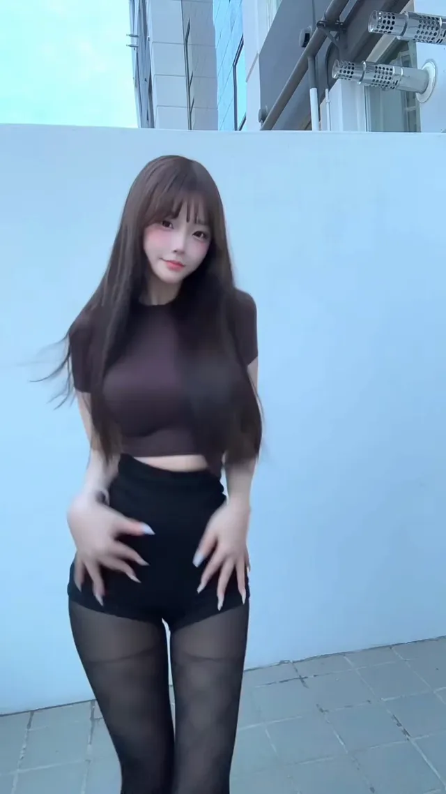 長腿黑絲襪美女，蜜桃妝纖細火辣身材