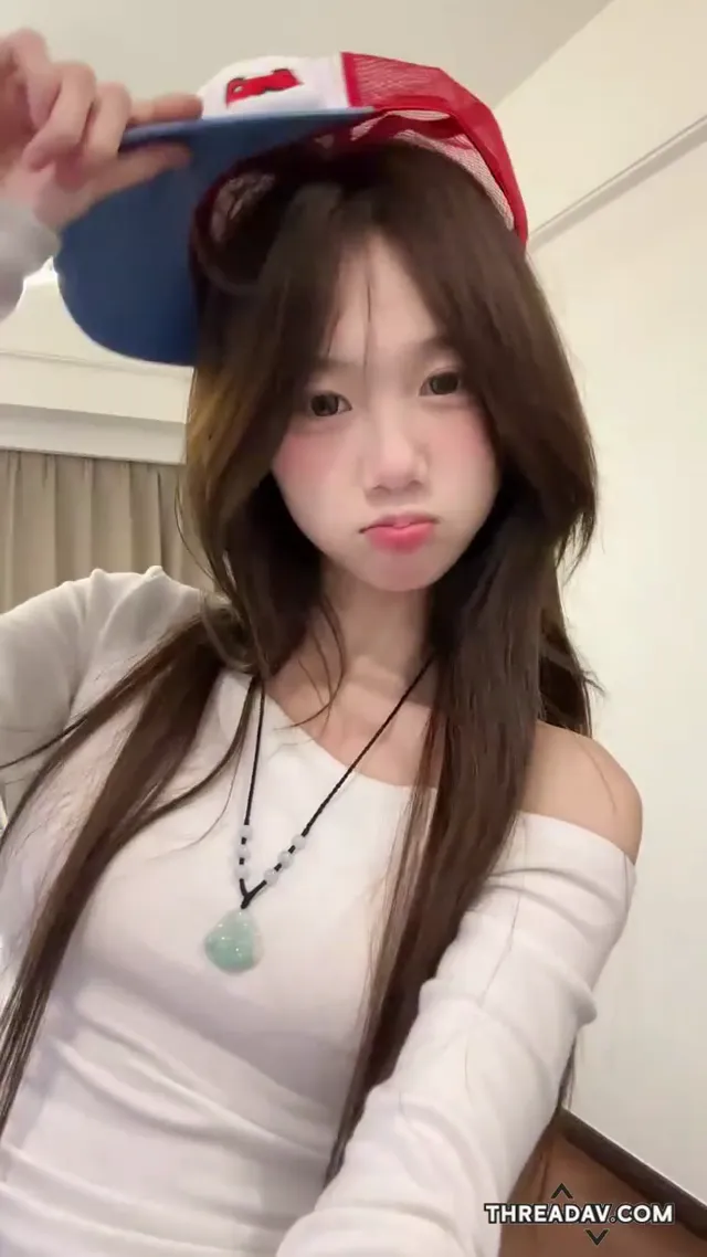 嘻哈甜美女孩，表情可愛到想讓人操翻她，看的人一定受不了