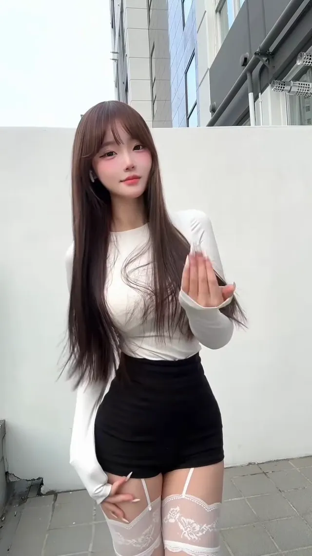 可愛系女孩緊身吊帶白絲蕾絲，展現巨乳舞姿