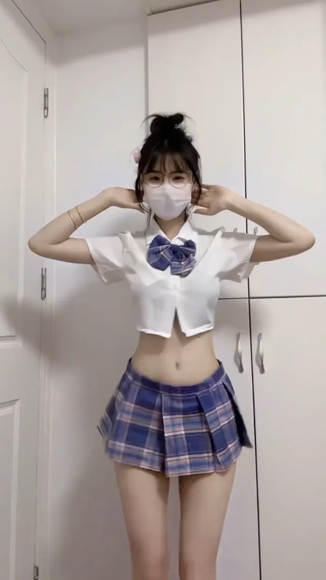一秒變身成制服學生妹，緊身上衣迷你短裙，搭上眼鏡更文青😁