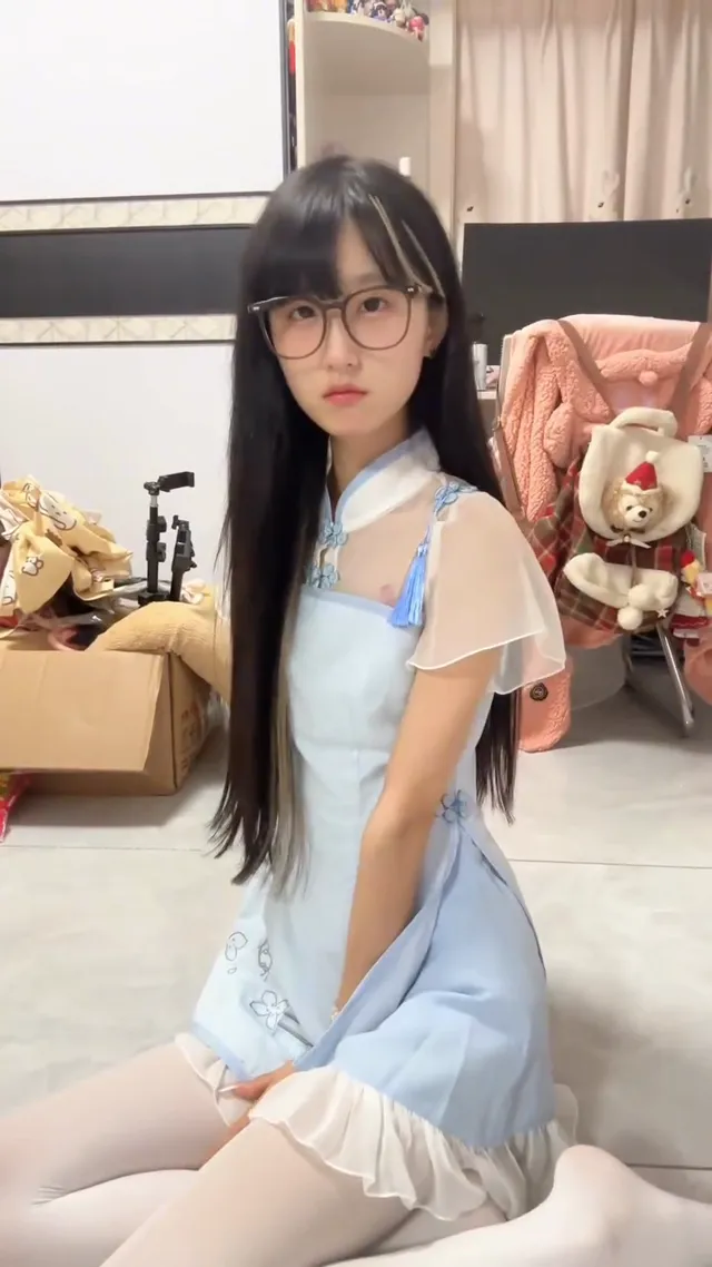 蘿莉眼鏡女白絲無辜眼神魅惑勾引，這眼神好似在暗示要幹嘛，誰受的了