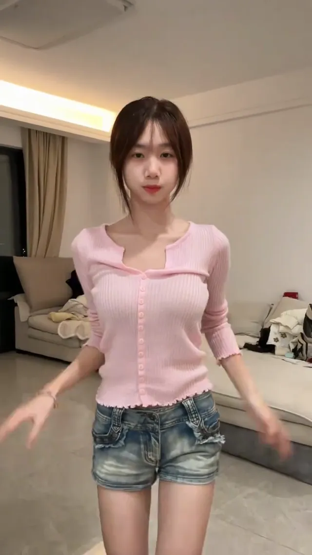 短版上衣+熱褲，鄰家女孩的宅舞誘惑你能扛幾秒？