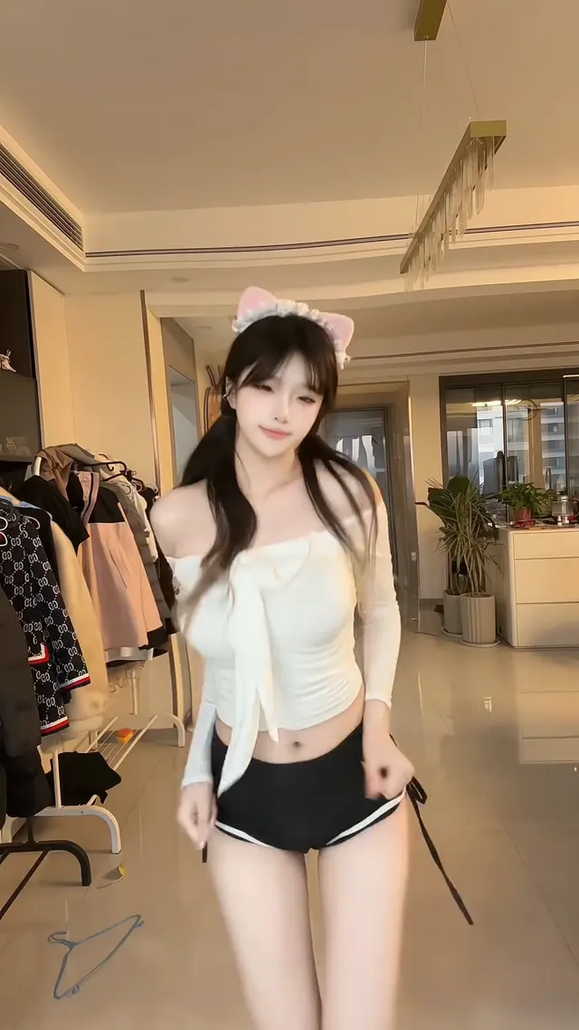 今天變身成可愛甜美的小貓，你可以像抱貓一樣抱著我摸頭嗎