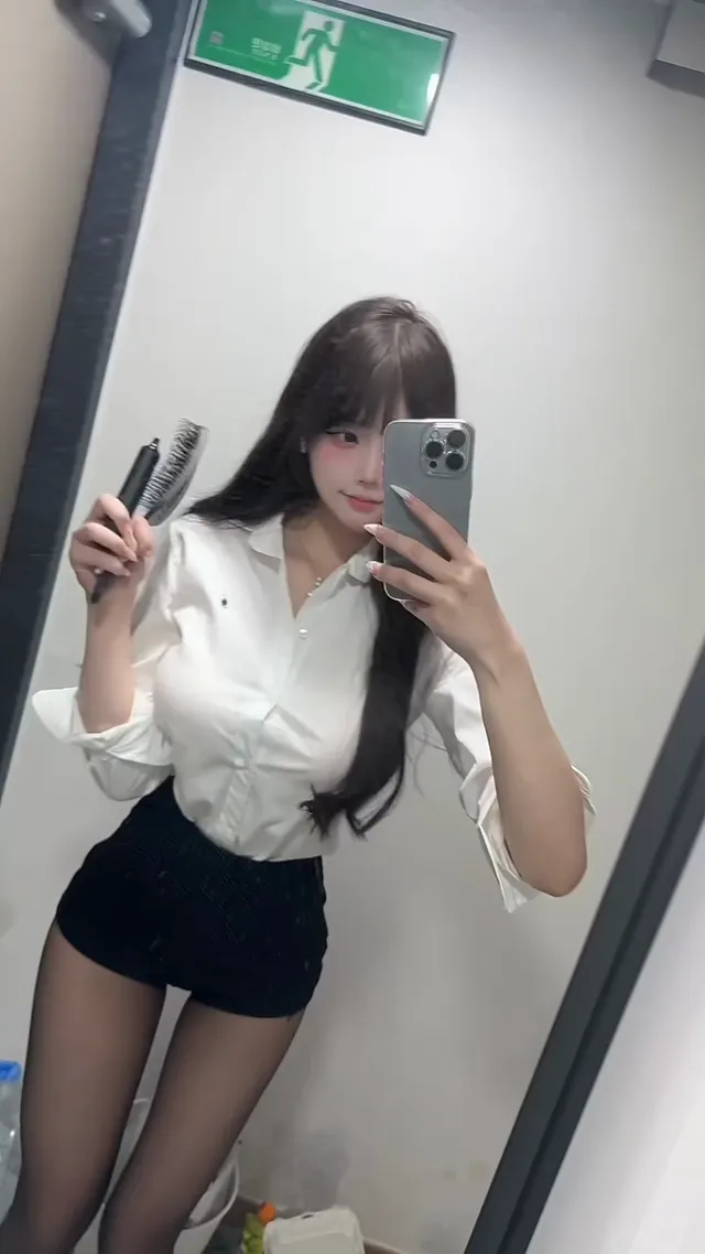 如果有像我這樣的女生盯著你看，你會有什麼反應呢，跟我對視10秒看看
