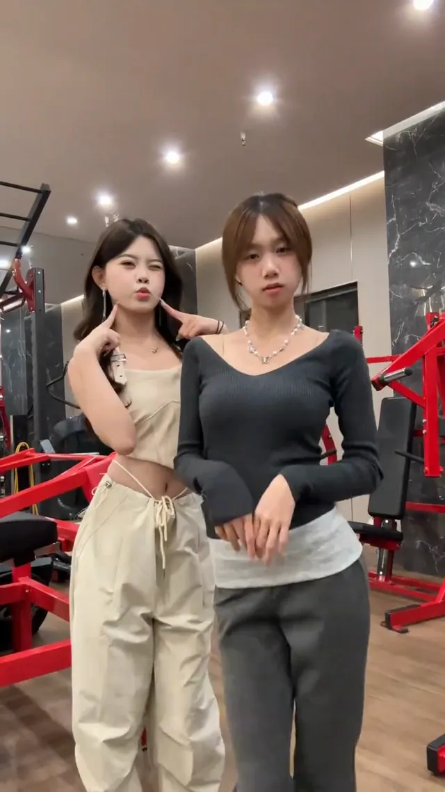 跟姐妹合跳舞，我胸比她大，但她表情比我多，好騷