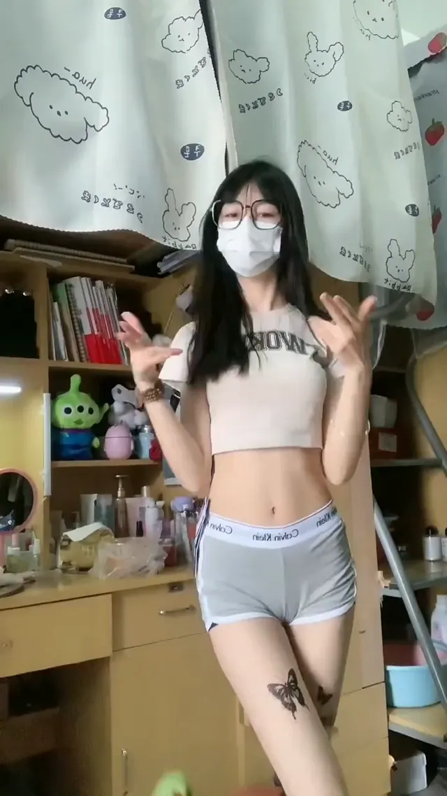 眼鏡妹確實骨感瘦，但应该会耐得住操