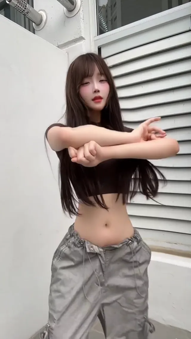 長髮搖、腰也搖，一套肚臍裝配上節奏，讓人每秒都看得忘了呼吸。