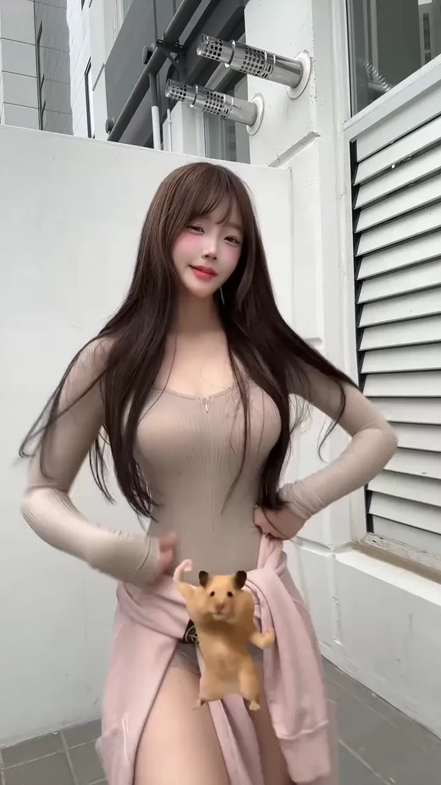 跳舞只是借口，那件微透的衣服和若隱若現的大腿，才是真正讓人移不開目光的理由