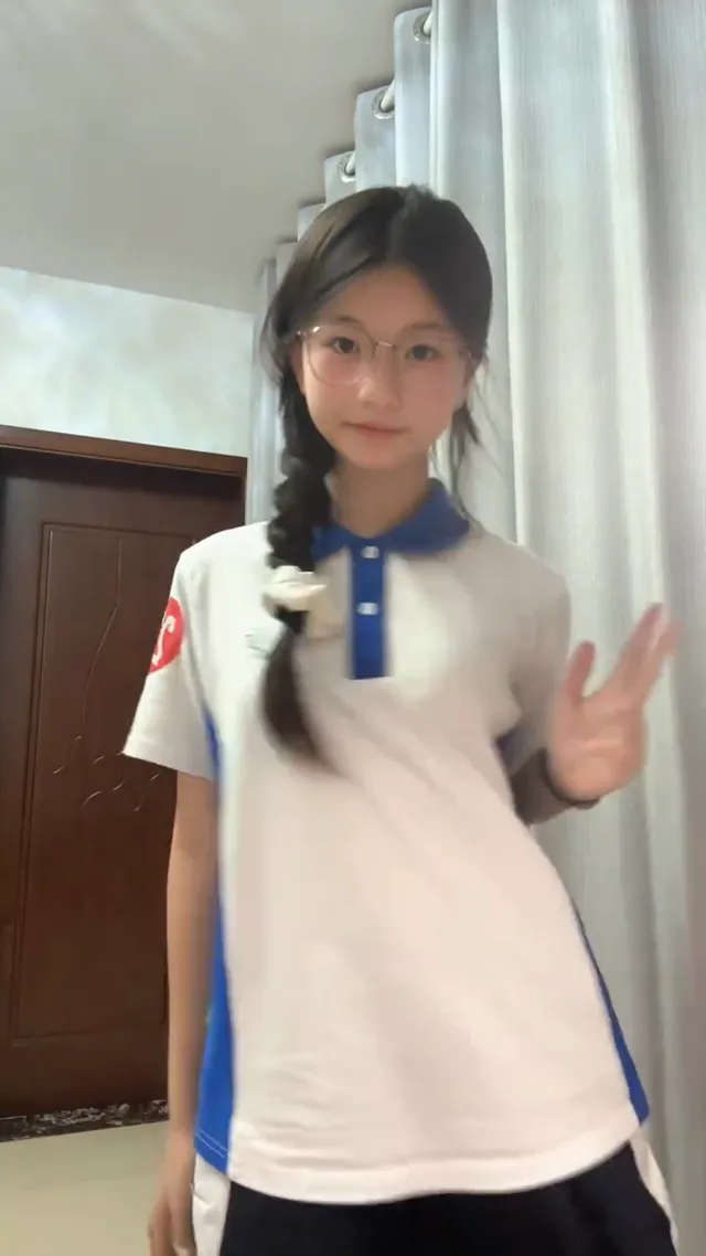 我穿著學生制服跳舞有沒有可愛呢