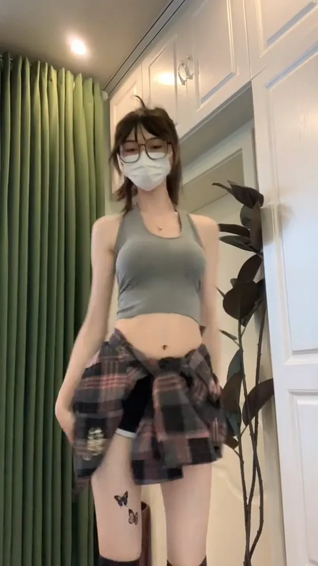 這是尺度最大的一次，露腰又露腿，胸部集中後變得好大