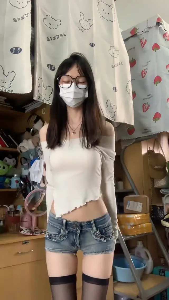 短褲搭上黑絲好誘惑，感覺後面鏡子是故意擺放的