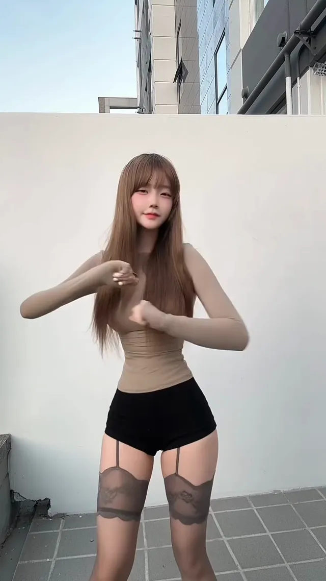 這個身材真的是太哇塞了啦，性感吊帶黑絲真是極品