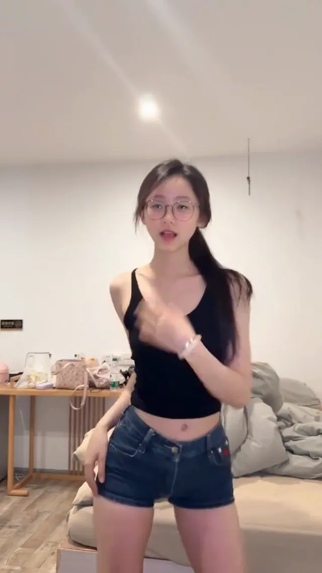 眼鏡女孩的魅力誰能擋？簡單穿搭超有感✨