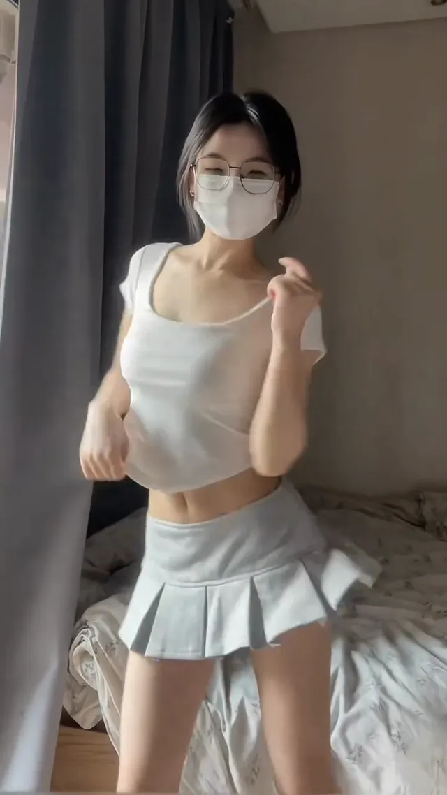 這眼鏡妹美臀太會扭，邊扭裙子邊飄動，奶子也挺大的