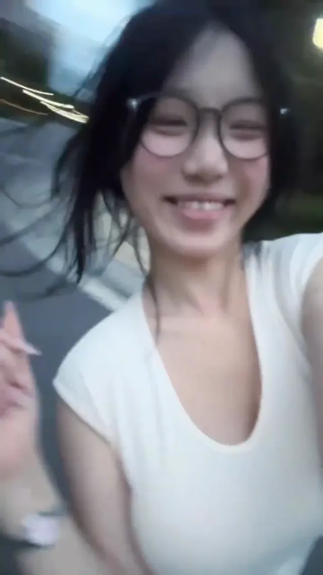 寶貝~我跑過來啦~要接住我喔!!小心不要被我胸飛