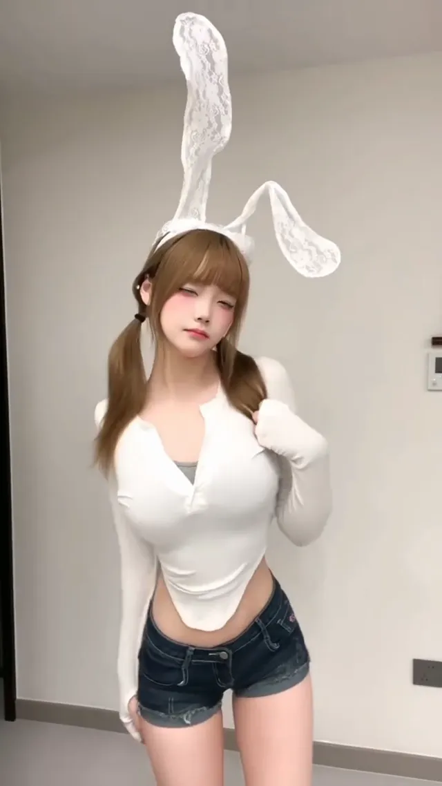 大家都有看過兔子，但應該沒看過會撒嬌的美女兔子吧~躺你懷裡