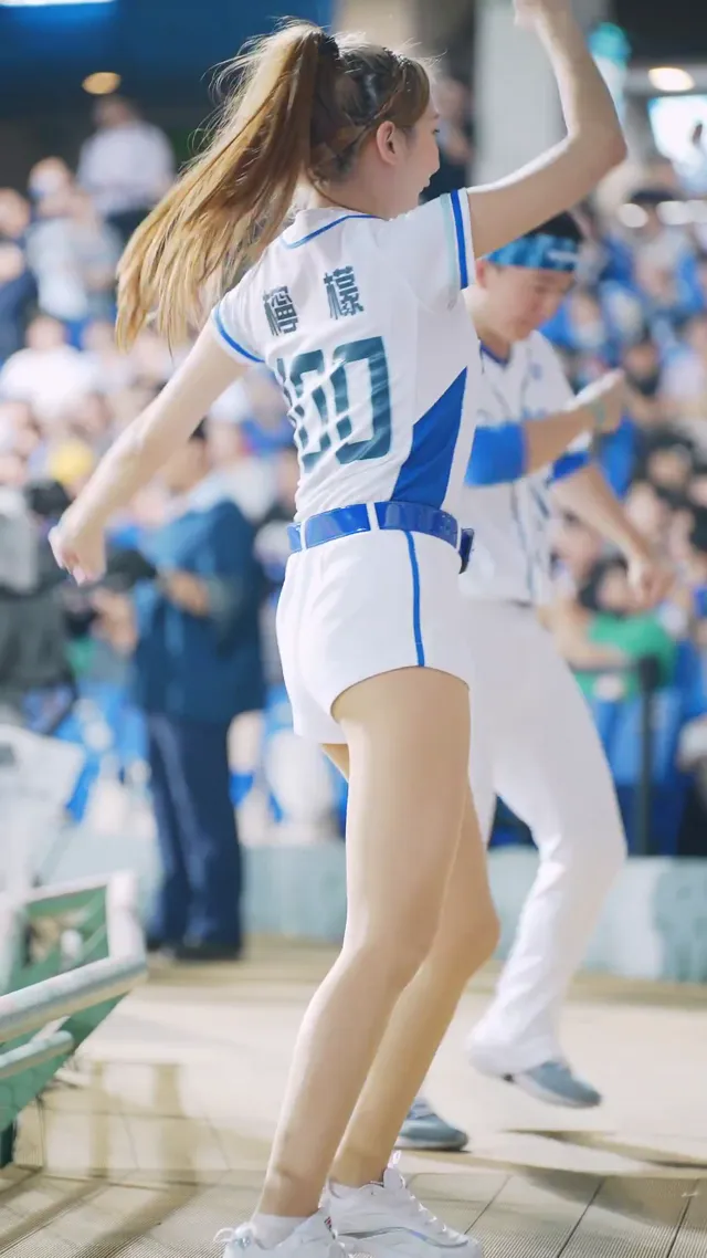 檸檬《很適合伸展長腿的王勝偉應援+hands_up》新莊棒球場_富邦_fubon_angels