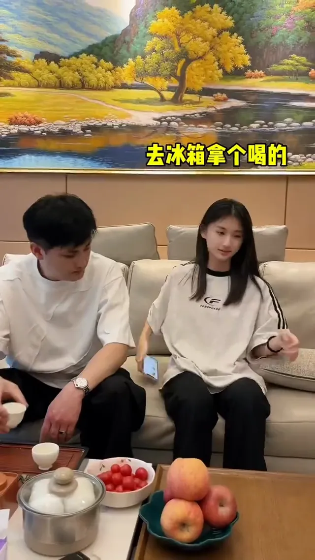 这老头可算等到小棉袄放手机的机会了，还没看到就把他开心成这样，这手机了能有什么呢