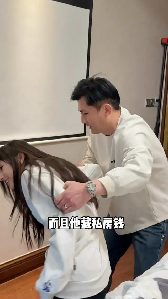 还想让闺女来替你撑腰，还不是一张红票子就把闺女搞定了