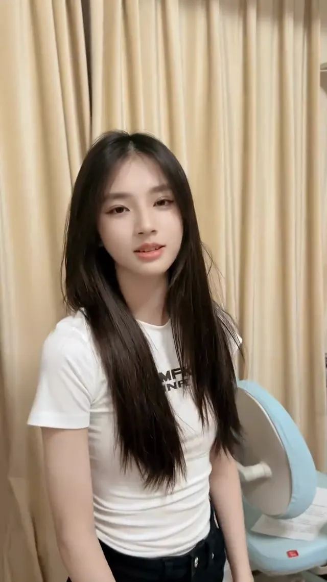 也不知道是孩子爱玩手机还是老头惯着她闺女