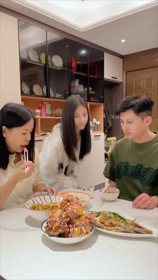 都说女儿是爸爸的小棉袄，我家这位直接护起了她爸来了，这是要一起造反吗？