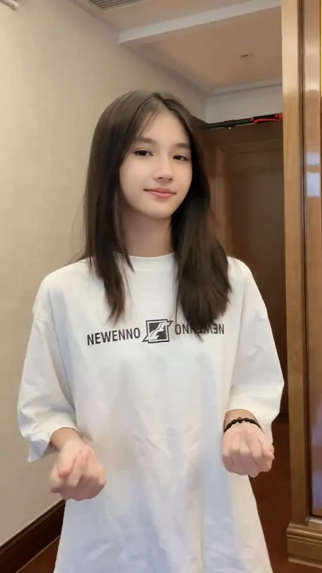 女儿国庆假期要出去玩几天，走之前不是想和我抱一下吗？难道是我理解错了，这两只小手比划着是几个意思呀