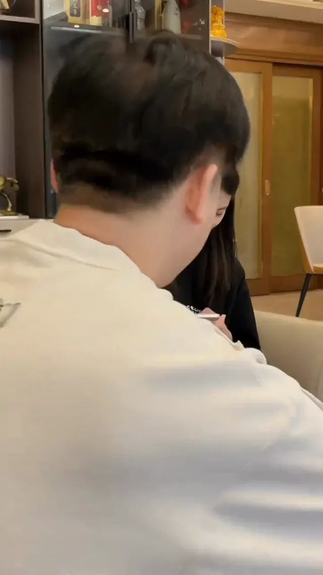 这老头是有多想看闺女的秘密呀