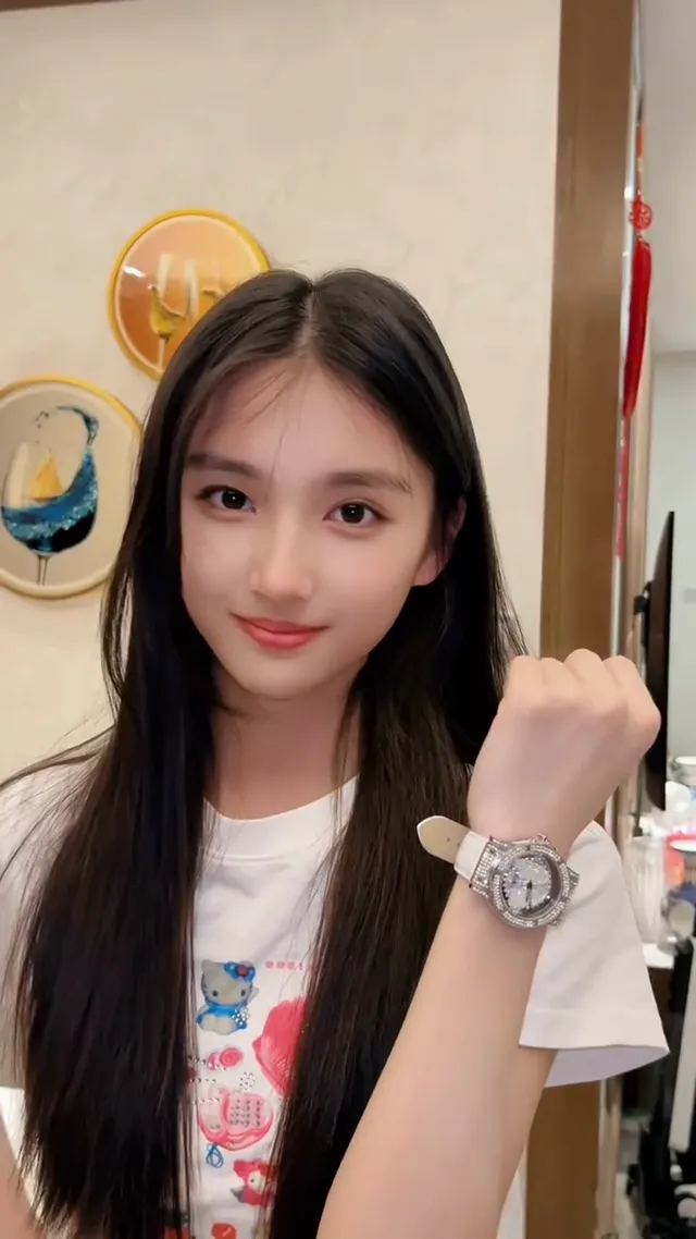 来看看子悦的川剧变脸哈哈，五一假期给女儿的惊喜