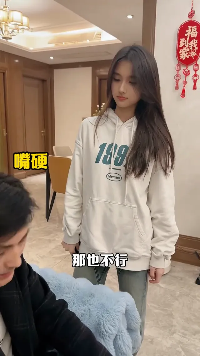 闺女今晚出去玩还有男生，看把她爹着急的