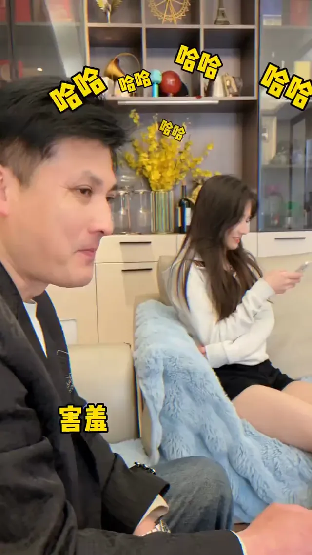 记得小的时候就喜欢看爸妈秀恩爱，难道现在秀的方式不对