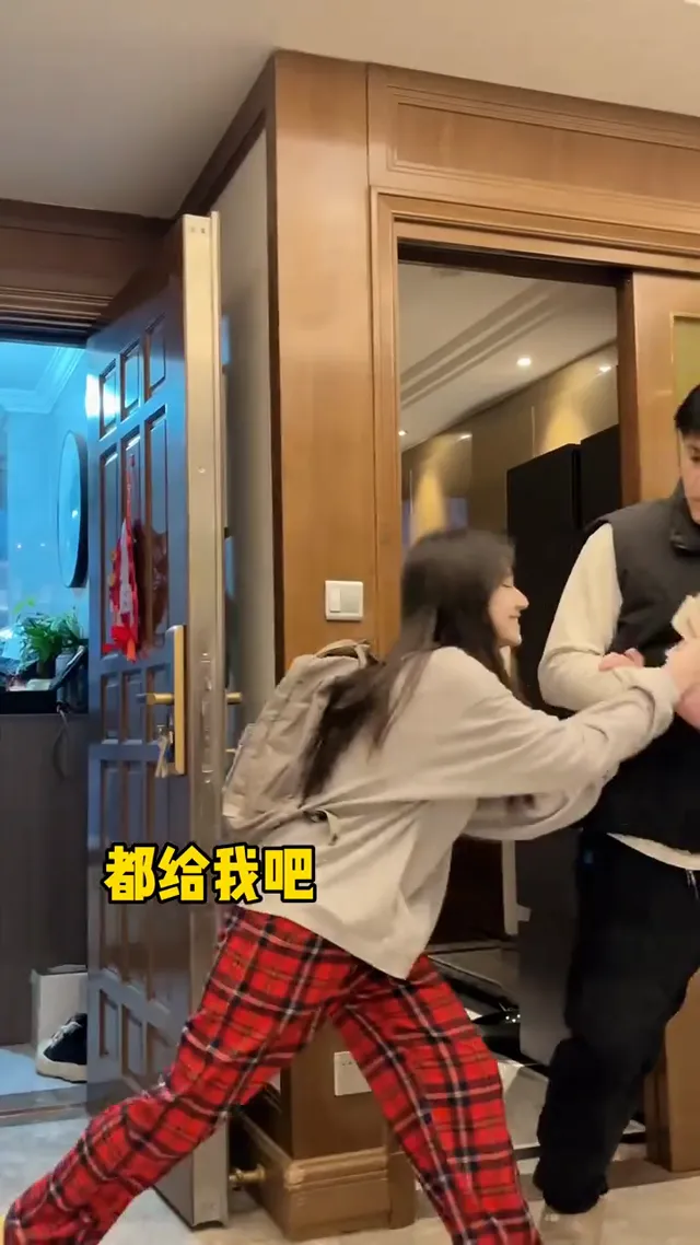 这闺女衣服换好了，书包背好了，就是不出门，原来是在等她爸
