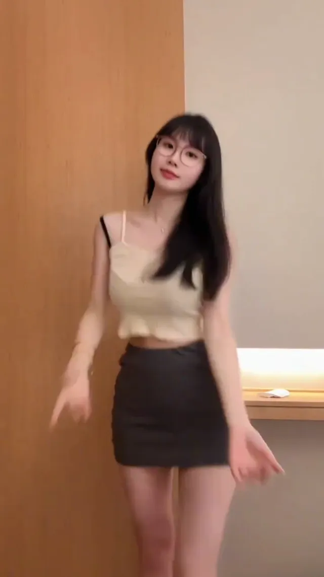 眼鏡大奶妹誘惑美腿，看著黑色細肩帶一直掉，乾脆直接脫了吧