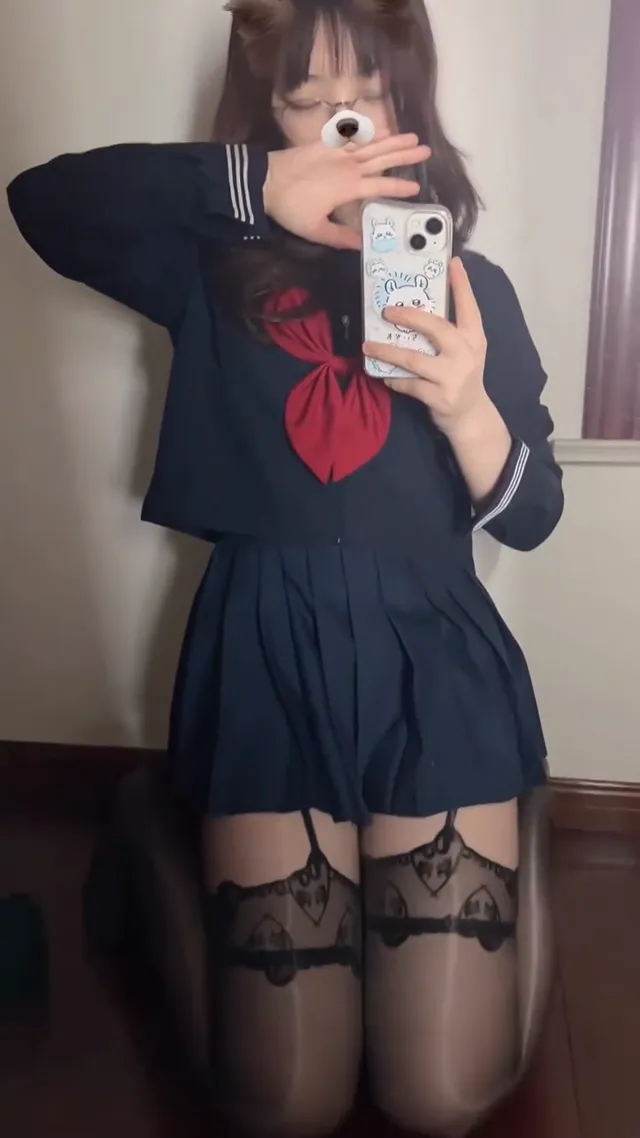 眼鏡制服妹妹又穿上黑絲誘惑真性感，太耀眼了