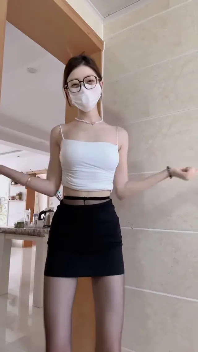 眼鏡妹黑絲美腿真性感，跳這夾夾舞是想表示自己很會夾嗎，看起來很緊