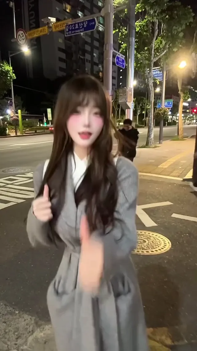 甜美舞姿融合性感魅力，夜晚街頭的戀愛物語