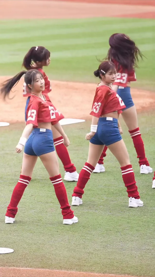 原來敲碗的是柳柳珢賴可的特輯呀 #味全龍啦啦隊 #味全龍小龍女 #fancam #cheerleaders#台湾野球チア#小龍女#天母棒球場#味全龍