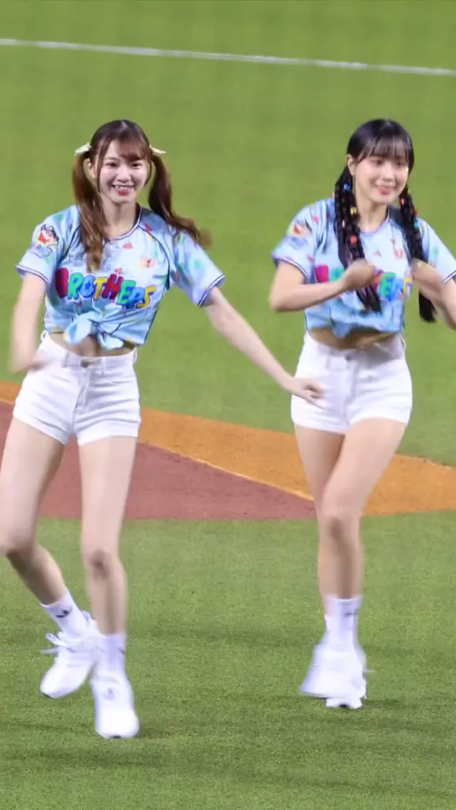 荷律小新本人屁屁與桃子屁屁🤣#邊荷律 #변하율 #蠟筆小新 #변하율#이단비#fancam #cpbl#passionsisters#台湾野球チア#中信ブラザーズ#吐司邊荷律 #臺北大巨蛋