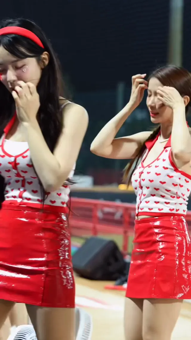 多慧旁邊的女孩掌沛很可愛耶😀 這兩個寶超敬業 多慧 籃籃@lee_dahye#이다혜#李多慧#cheerleaders#台湾野球チア#小龍女