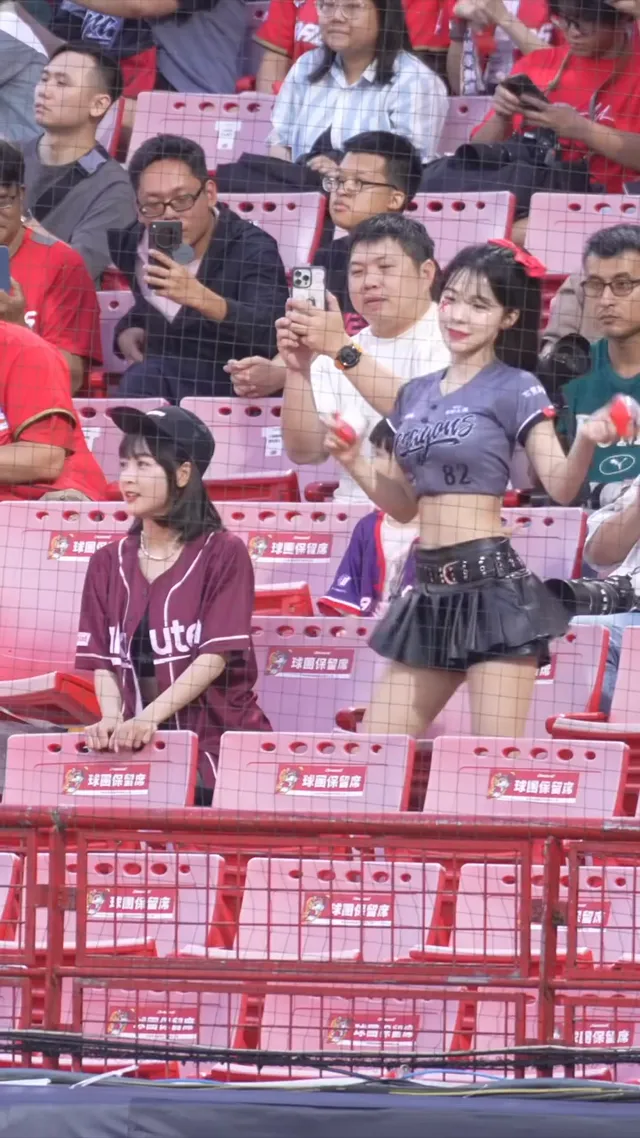 籃籃猛搖頭看著跳三振舞的多慧 @le_dahye#이다혜#李多慧#cheerleaders#台湾野球チア#小龍女