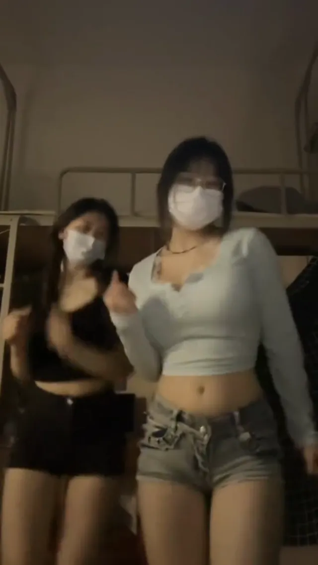 在奶子面前根本不堪一擊，太诱人了！！！😵