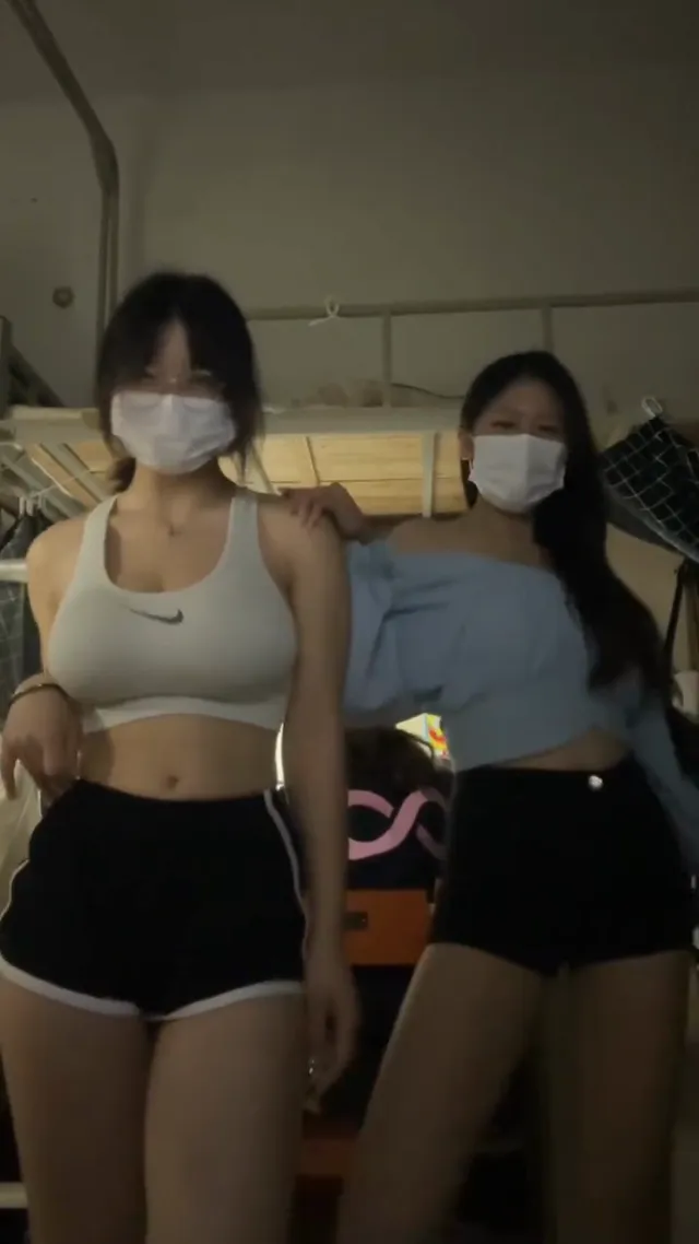 隔著螢幕都覺得香，眼鏡妹真的騷